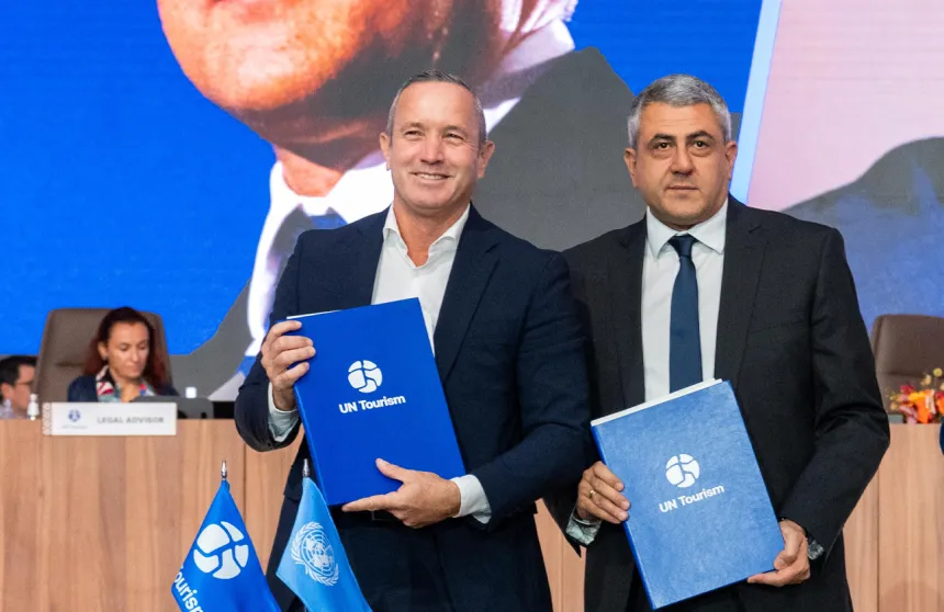 Katta xoroz chuqur ichida eshak Ichki kiyimdagi qoramagizlarning fotosuratlari